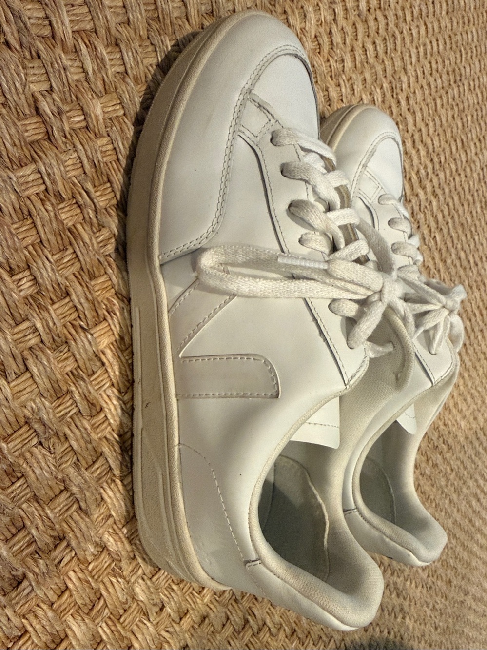 White Veja V-12 size 42 / US men’s 9